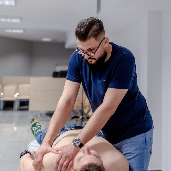 instruktor marcin jeruzalski podczas kursu masazu tkanek glebokich